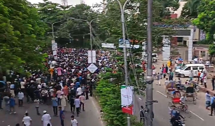 Student leaders enter Bangabhaban with memorandum