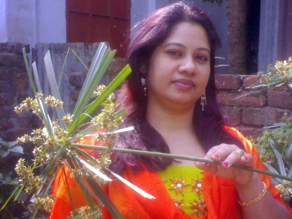খাঁচার পাখি ছিল সোনার খাঁচাটিতে বনের পাখি ছিল বনে