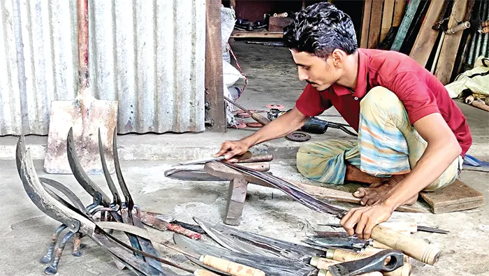 কামার পল্লী এখন লোহা-হাতুড়ির টুং-টাং শব্দে মুখরিত হয়ে উঠেছে