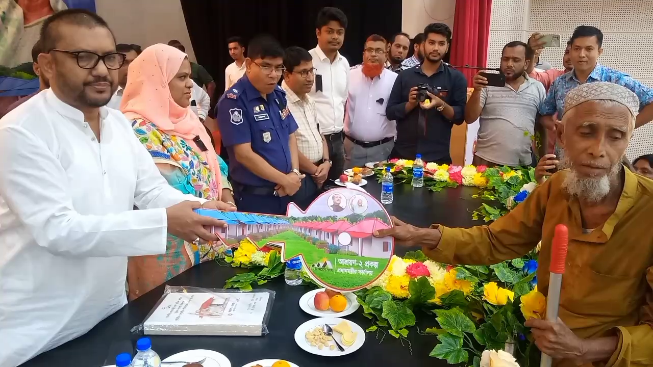 লালমোহনে ২৭০ টি ও তজুমদ্দিন উপজেলায় ১৩৭ টি পরিবারকে জমি ও গৃহ হস্তান্তর