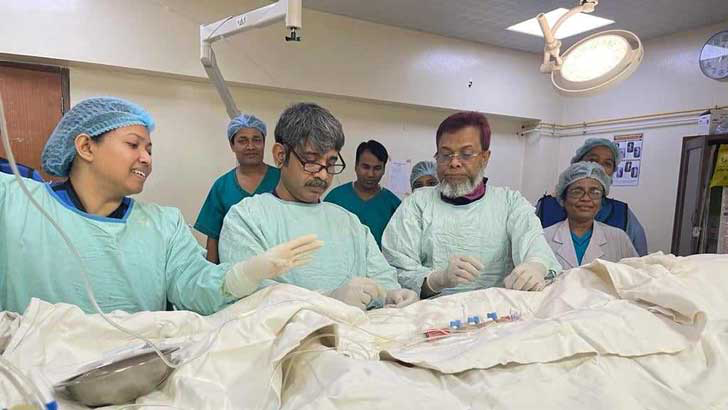 সরকারি অনুদানের রিং পেলেন মাছ বিক্রেতা ও গাড়িচালক