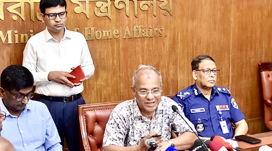 সেনাবাহিনীর সদস্য সরিয়ে নেওয়ার খবর গুজব, আগের মতোই মাঠে থাকছেন তারা: স্বরাষ্ট্র উপদেষ্টা