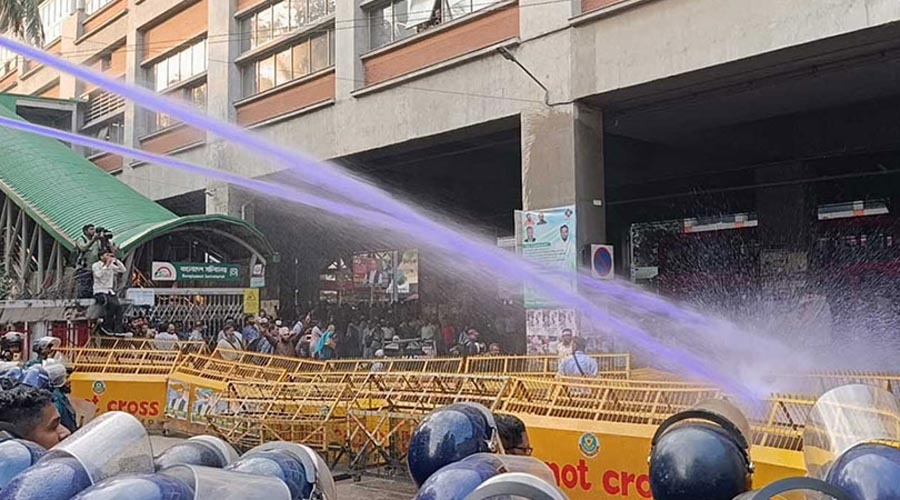শিক্ষা মন্ত্রণালয় ঘেরাও কর্মসূচিতে পুলিশের জলকামান ও সাউন্ড গ্রেনেড, আহত বহু শিক্ষক