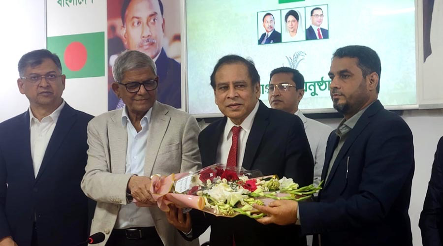 বিএনপিতে যোগ দিলেন রেজা কিবরিয়া, গুলশানে আনুষ্ঠানিকতায় ফুল দিয়ে বরণ