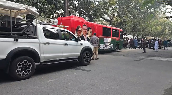 বাবার কবর জিয়ারত করতে জিয়া উদ্যানের পথে তারেক রহমান